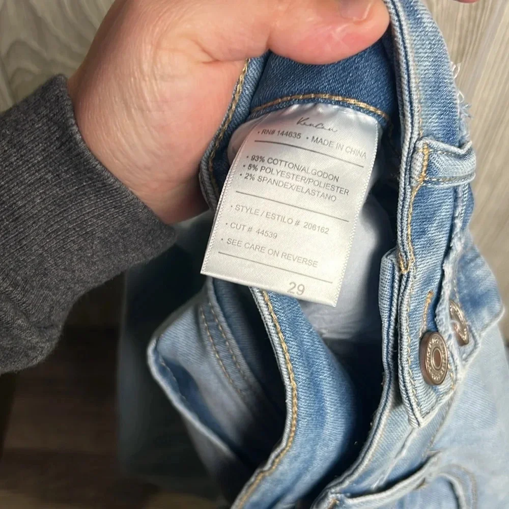 Women’s KanCan High Rise Ripped Capri Light Wash Size 29